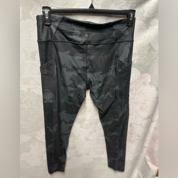 NWT PrANa black camo high rise legging - Picture 8 of 15
